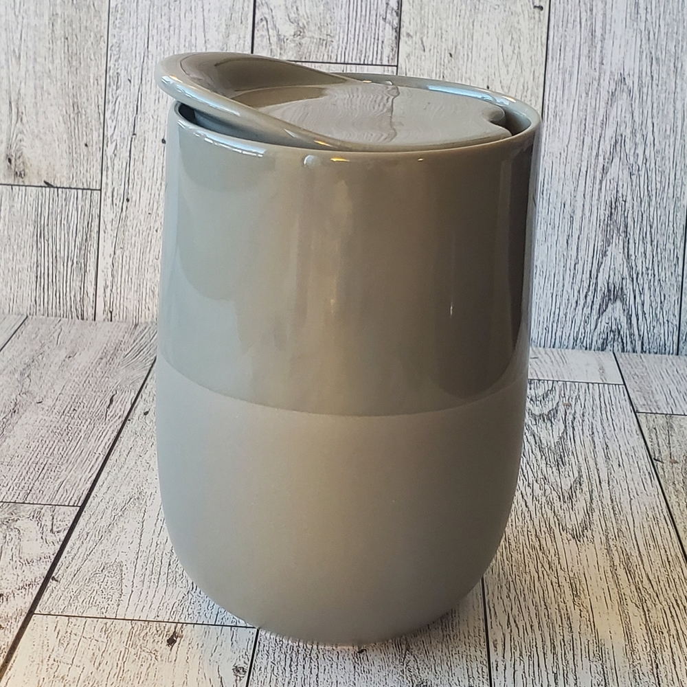 LIFE AT HOME Stoneware with tight Lid Coffee/Tea Mug 5".